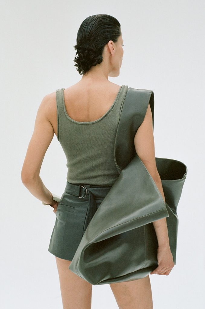 women-back-green-outfit-idea-tanktop-large-leather-bag-photoshoot