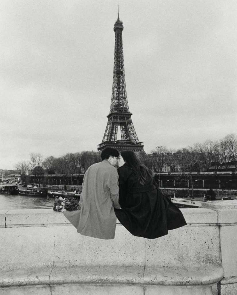 paris-eiffel-tower-black-and-white-kissing-Vautrait-aw2024-hube