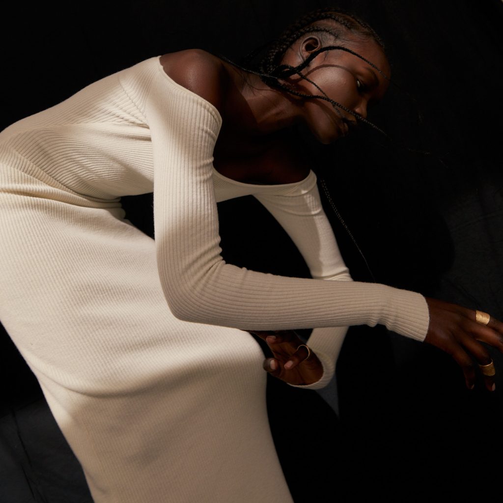 movement-white-dress-tight-fitting
-fashion-dark-skin