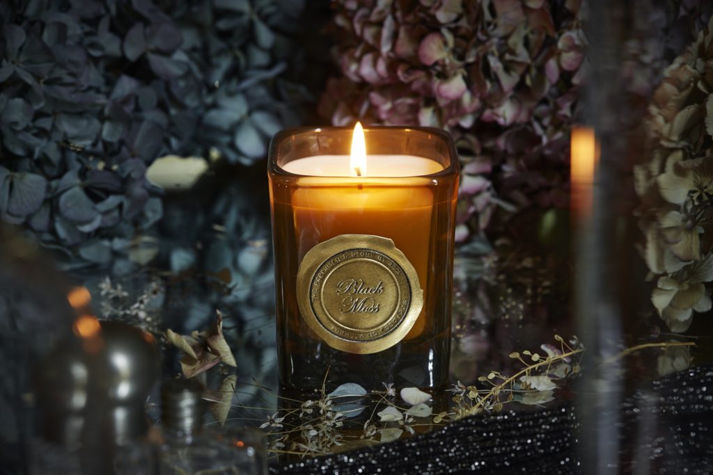 azzi-black-moss-candle-mood-shot