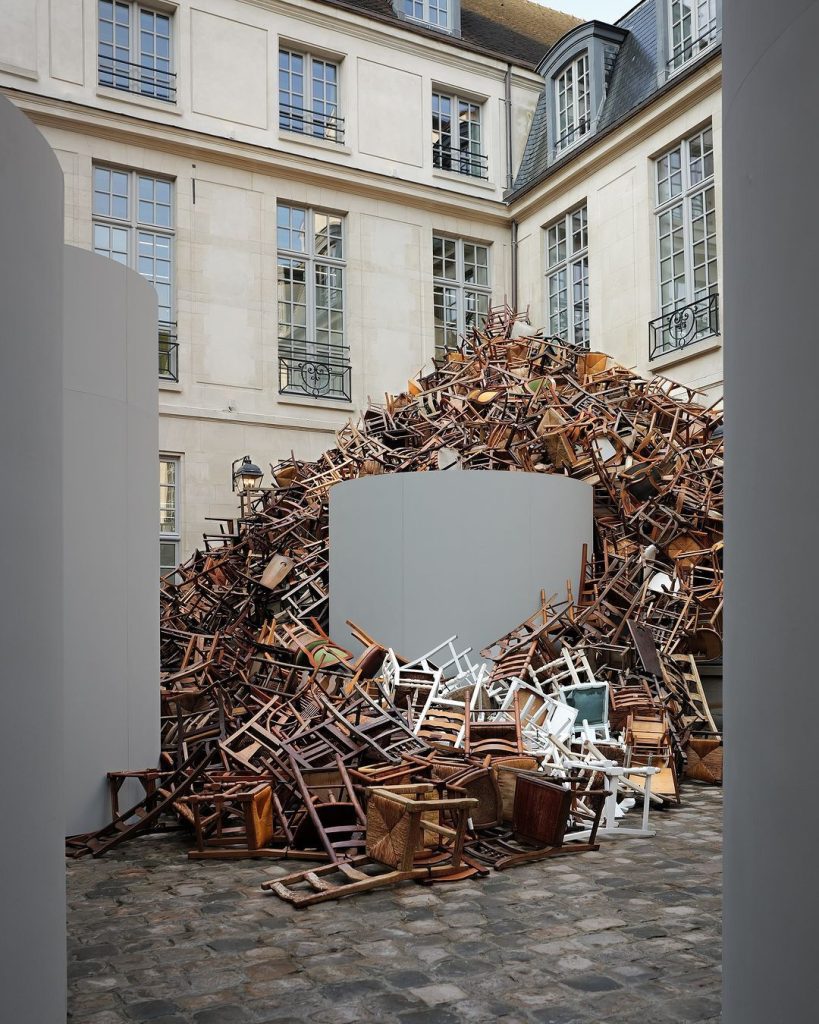 Tadashi Kawamata in the courtyard of Dover Street Market Paris-1